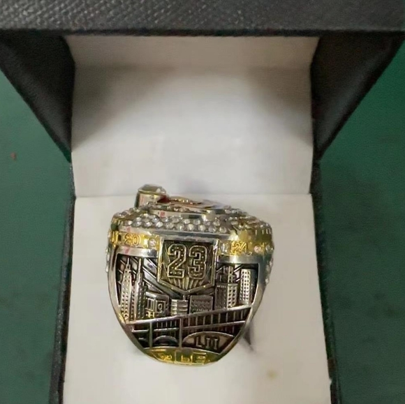 Warriors 2016 NBA championship ring - Picture 1 of 4